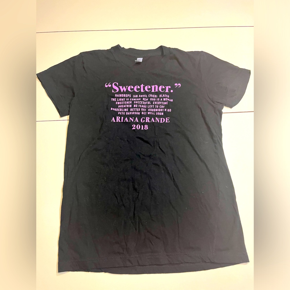 Ariana Grande women’s large concert tee shirt Sweetener
